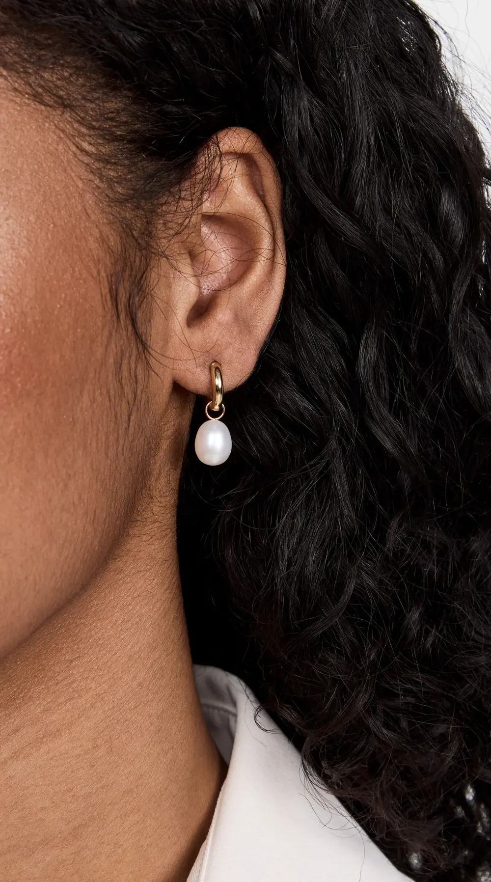 SHASHI 14k Jasmin Huggies