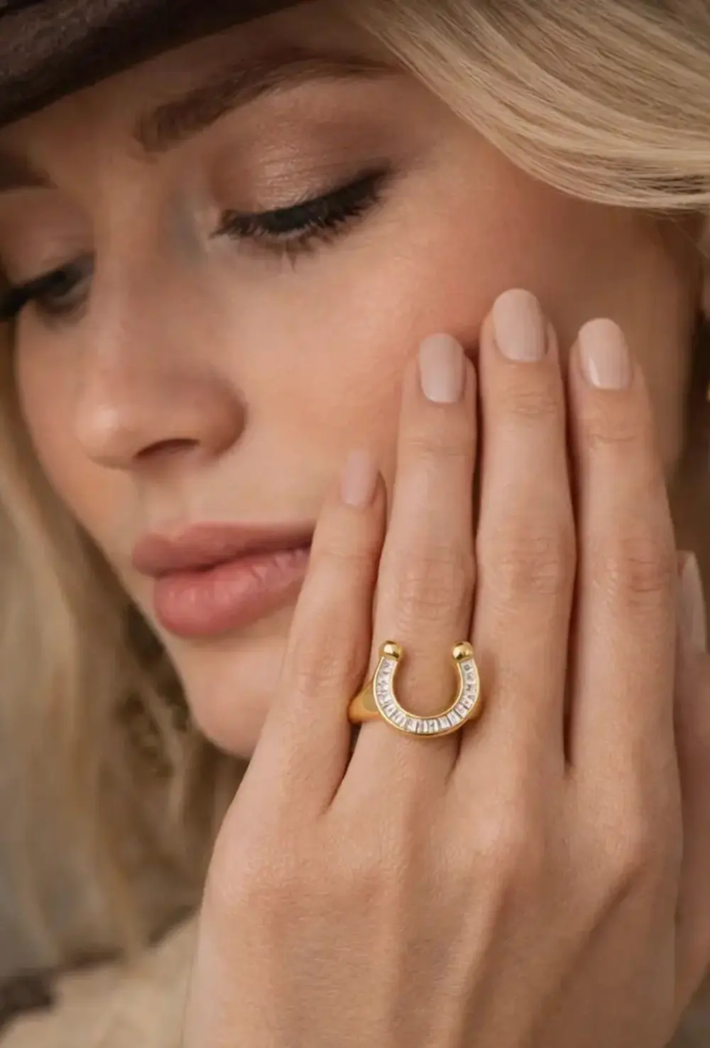 Devon Horseshoe Signet Ring - Gold