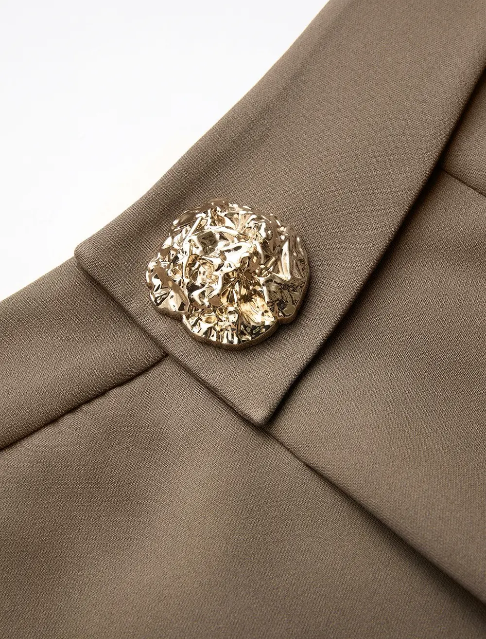 Metal Button Mid-Waist Pleated Shorts