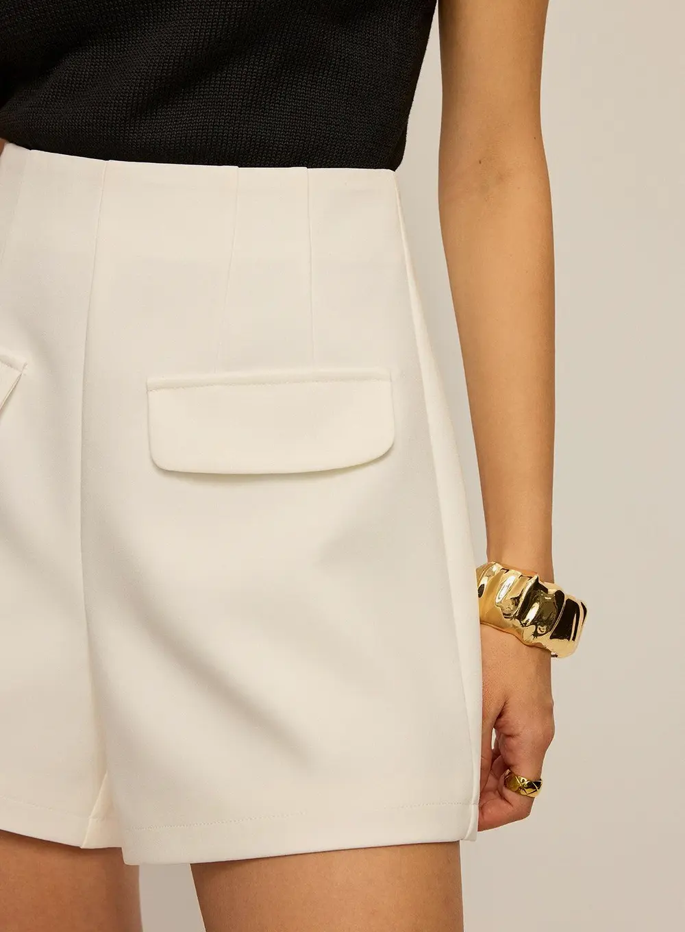 Mid-Waisted Decor Pocket Shorts Without Belt