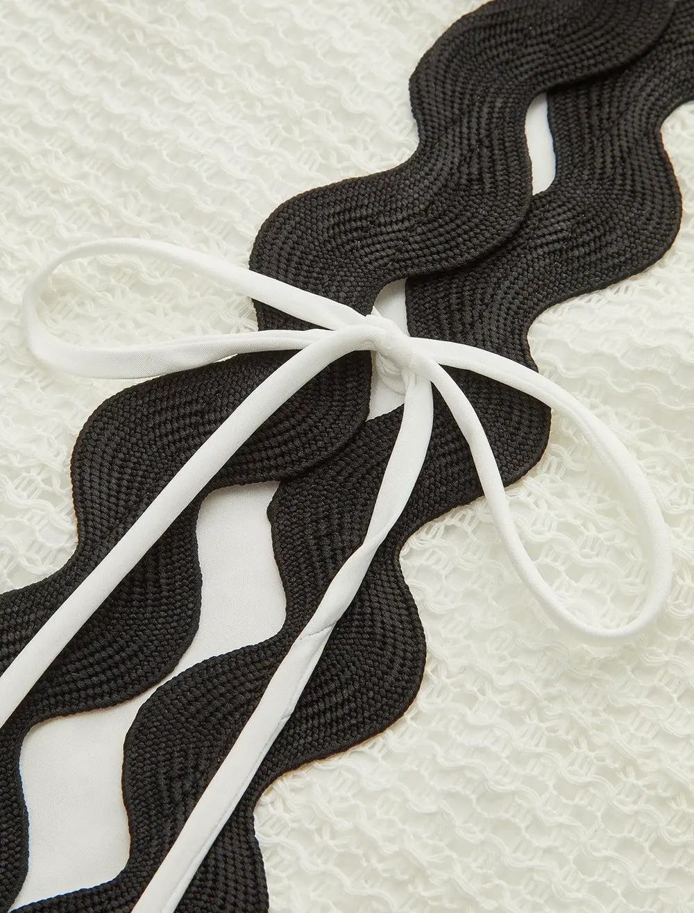 Contrast Trim V-Neck Shorts Set