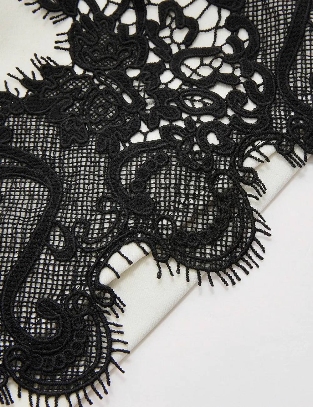 Contrast Lace Trim Mid-Waist Shorts