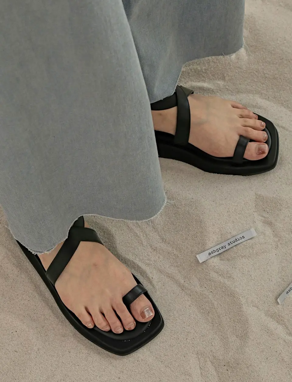 1530 Hanii Strap Flip Flops Sandal [Black]