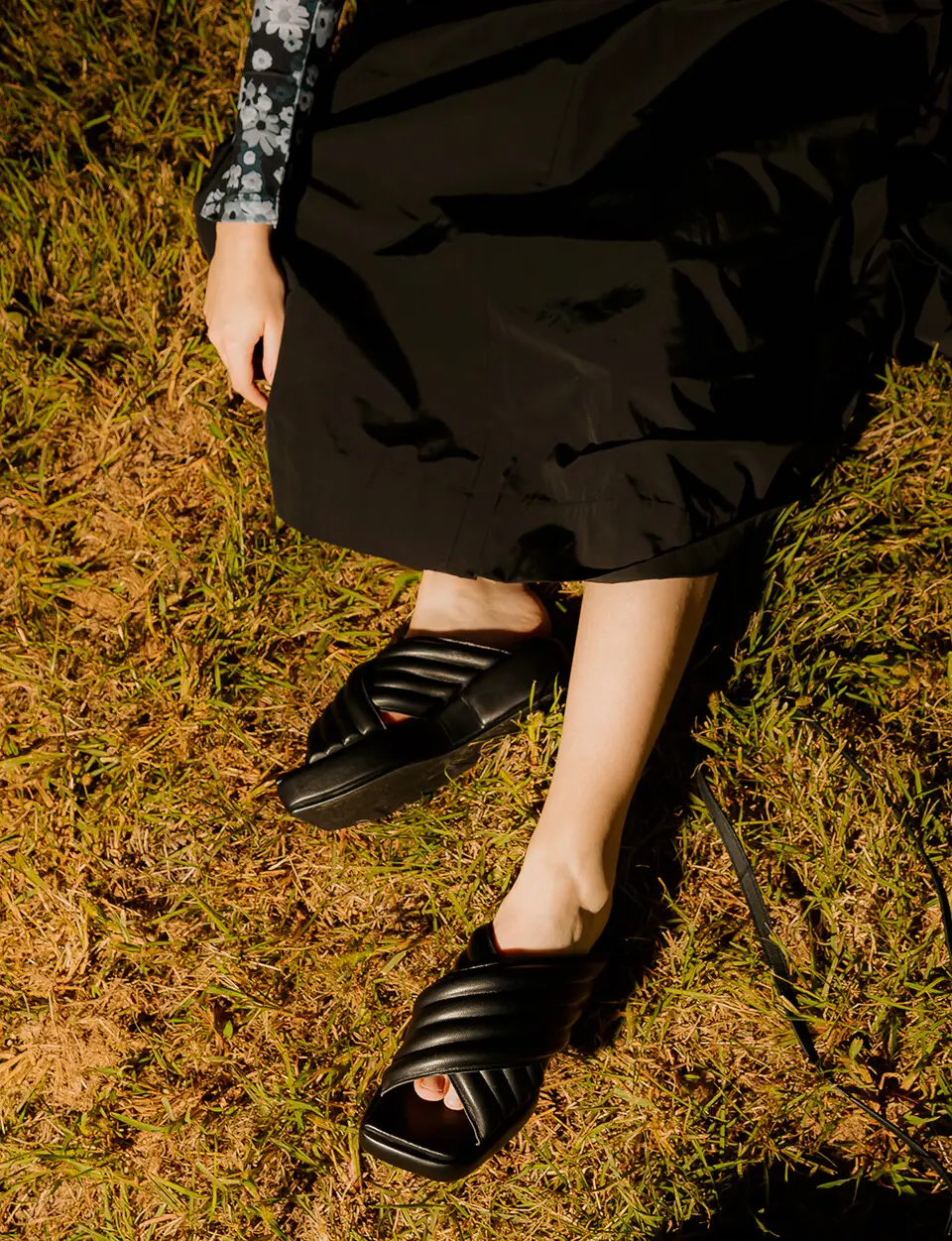 Puffed Criss-Cross Sandals (Black )