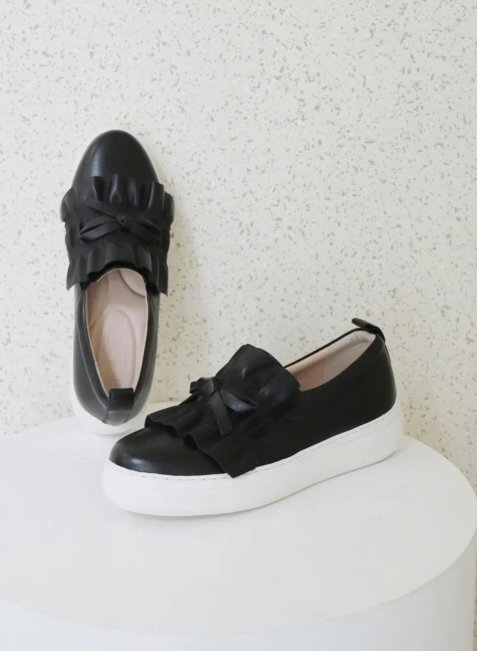 Leather Shirred Platform Slip-on Shoes [Black]
