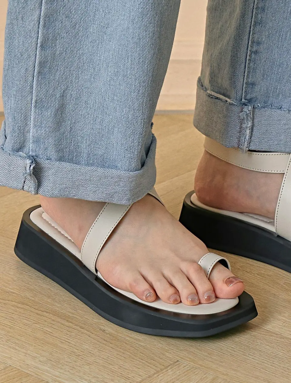 1530 Hanii Strap Flip Flops Sandal [beige]