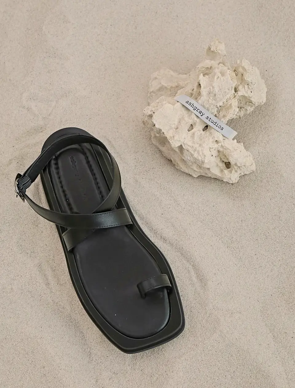 1530 Hanii Strap Flip Flops Sandal [Black]