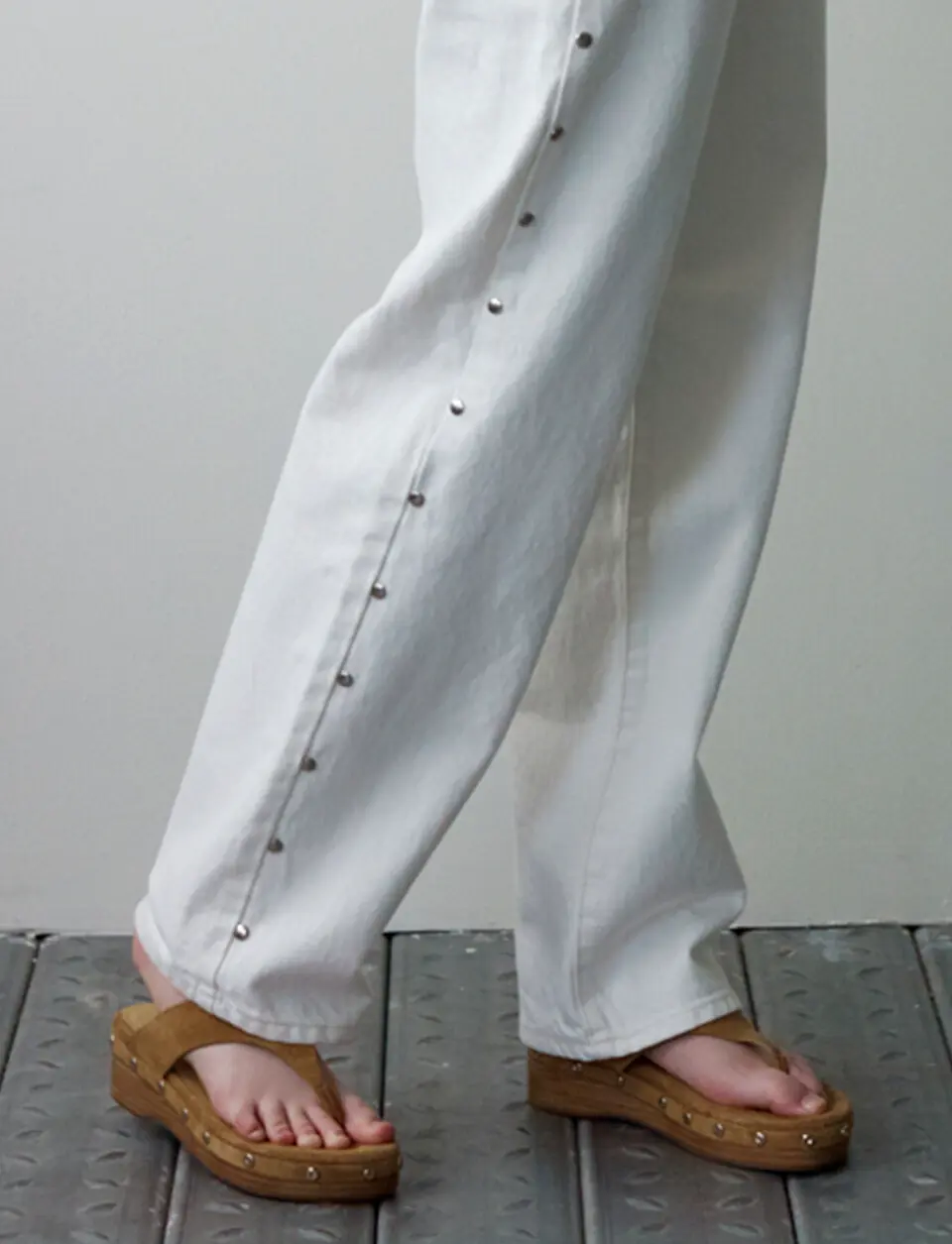 Western Studded Flip-Flops / Camel