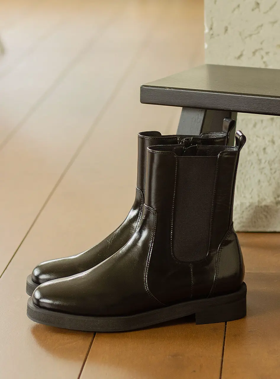 Zip Up Chelsea Boots_Glossy Black