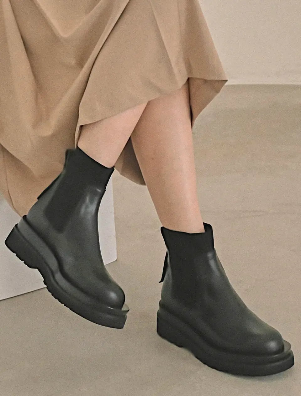 1545 Martin Chelsea Boots - Black