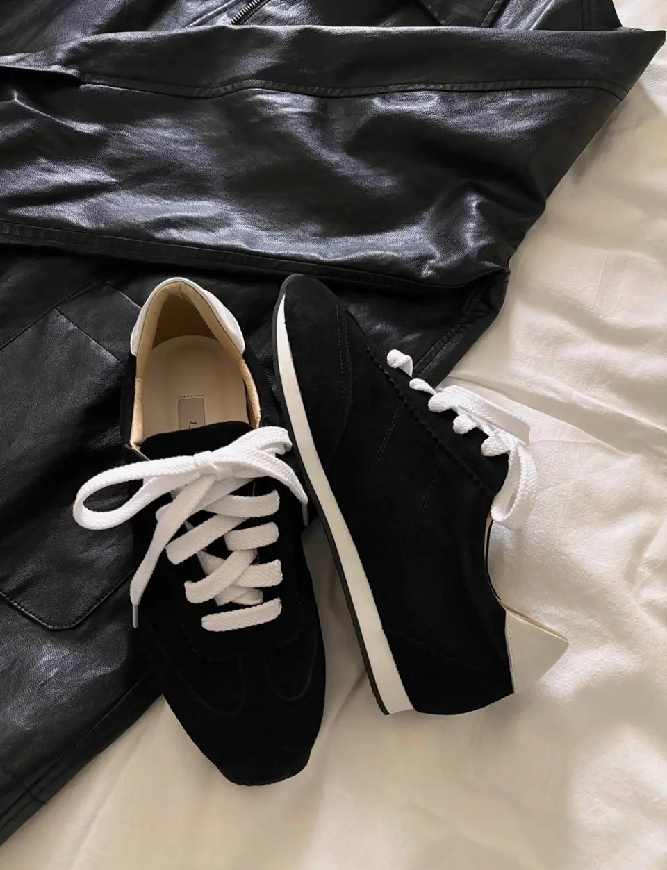 suede sneakers [all black]