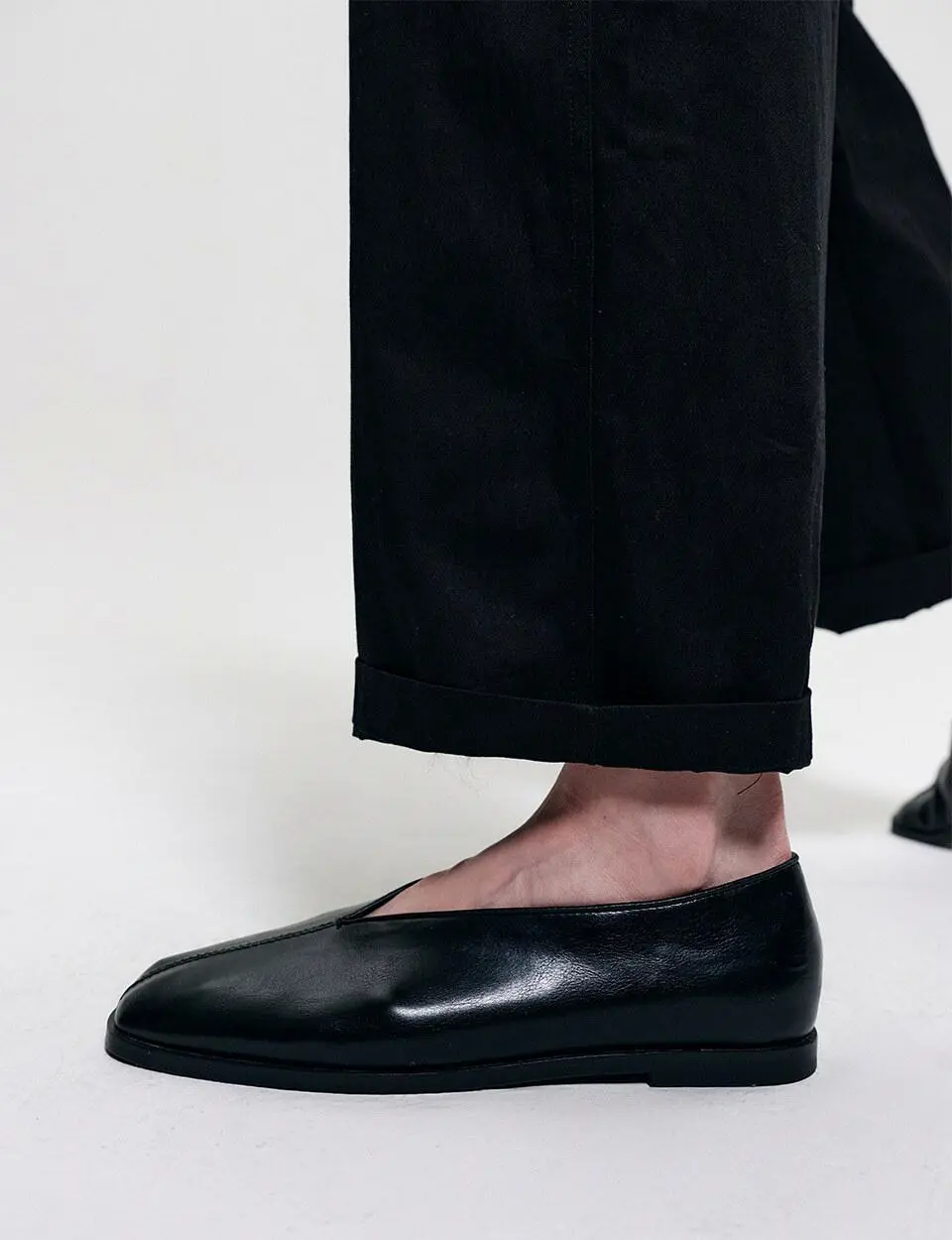 NOA STITCH FLAT LOAFERS [BLACK]