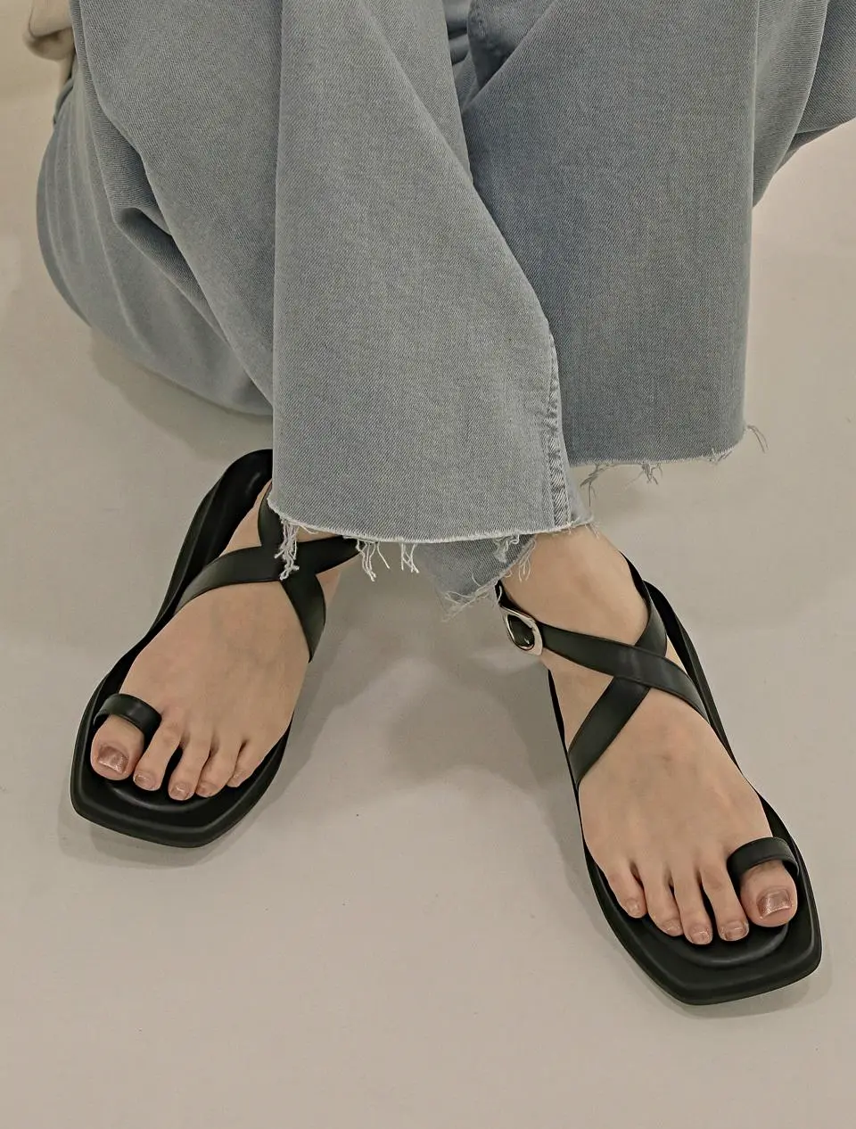 1530 Hanii Strap Flip Flops Sandal [Black]
