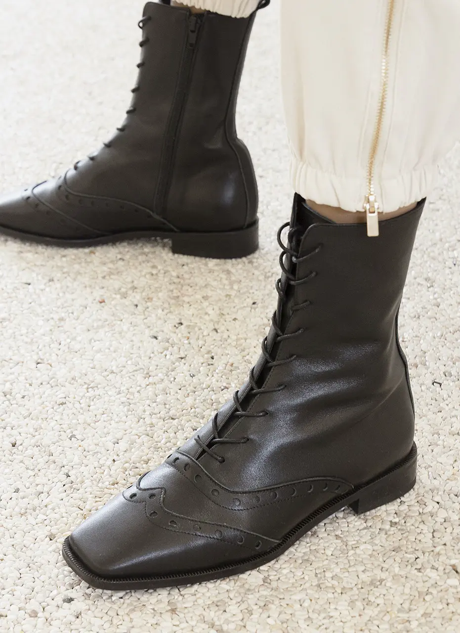 Brogue middle boots black