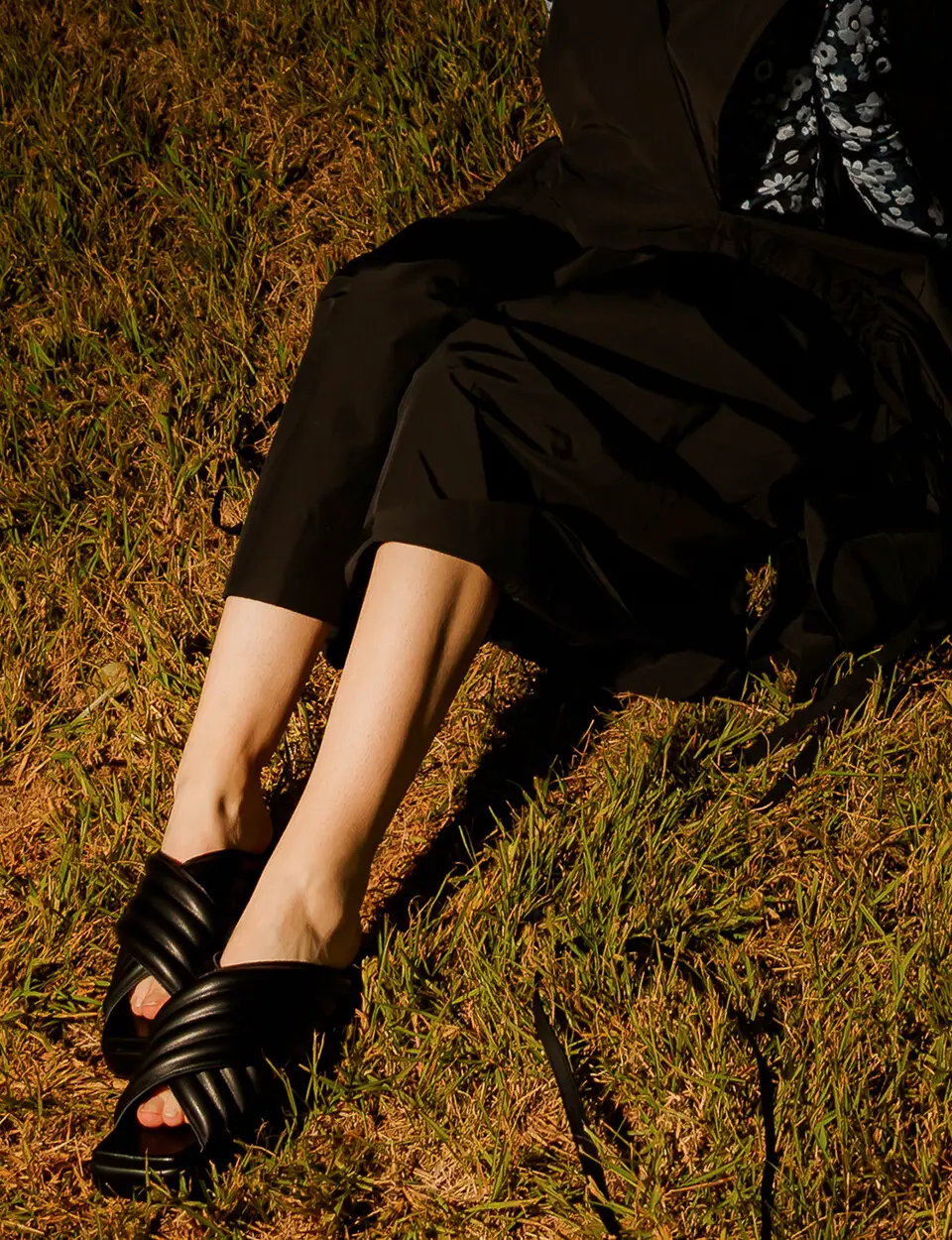 Puffed Criss-Cross Sandals (Black )