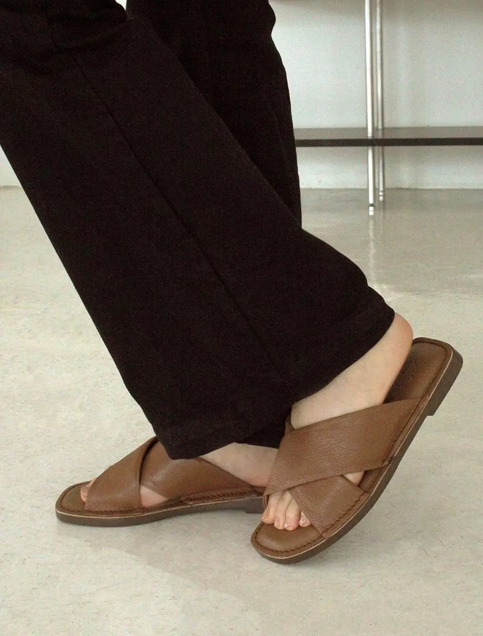 Natural Leather Sonnet Slides (GIS-43297)