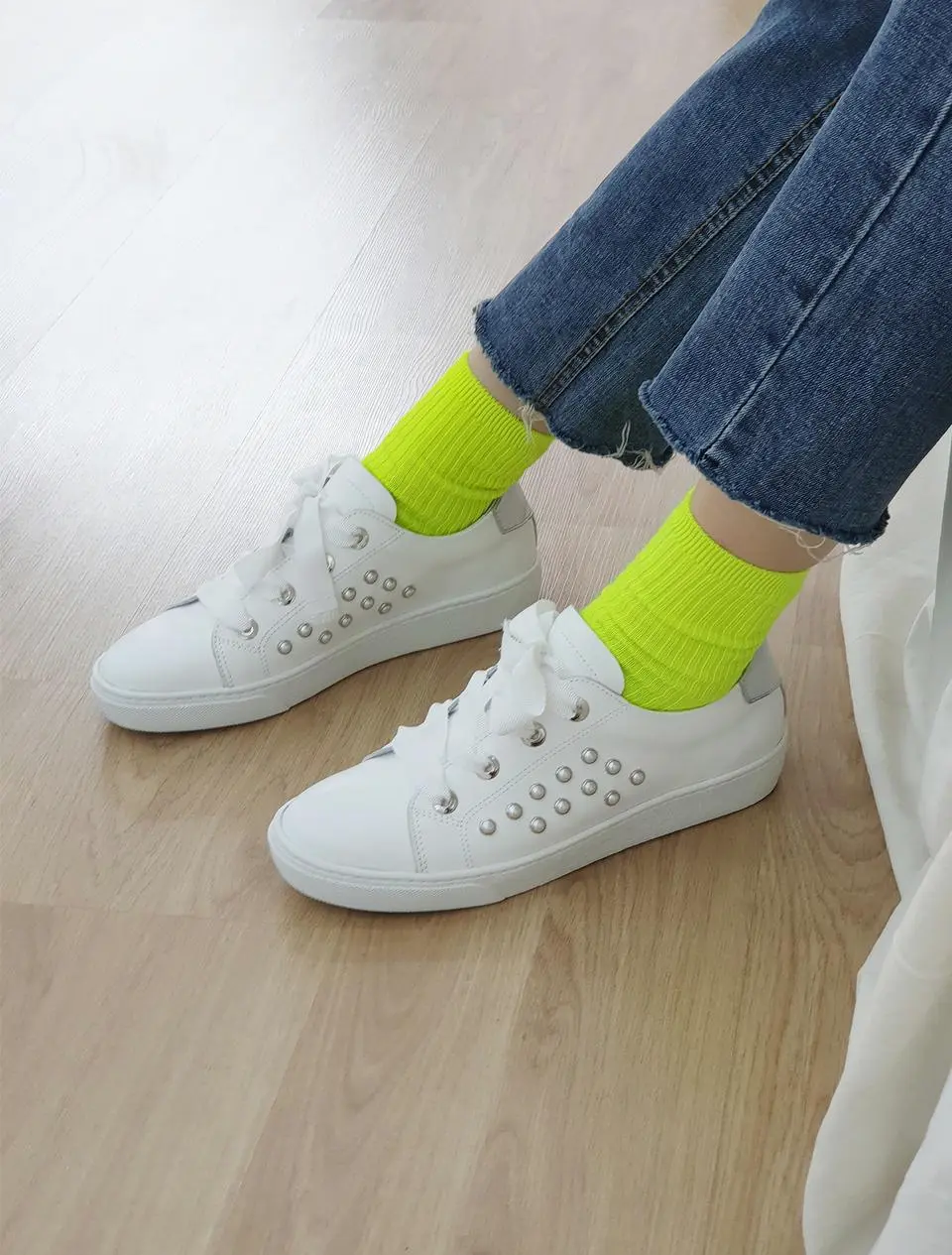 Ribbon Lace-Up Pearl Stud Sneakers [Silver] (DMP 1942 KSV)