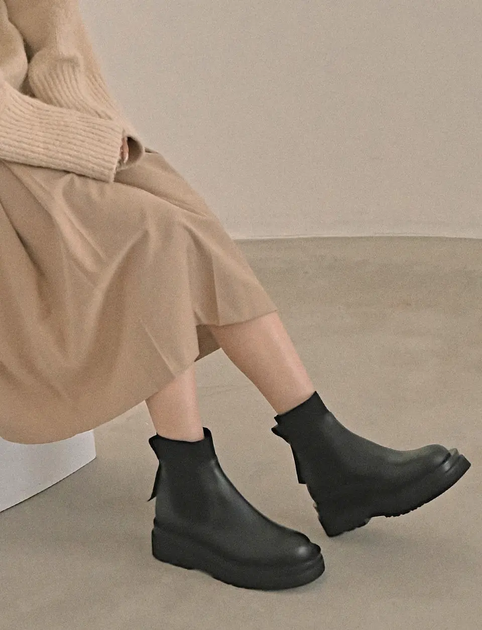 1545 Martin Chelsea Boots - Black