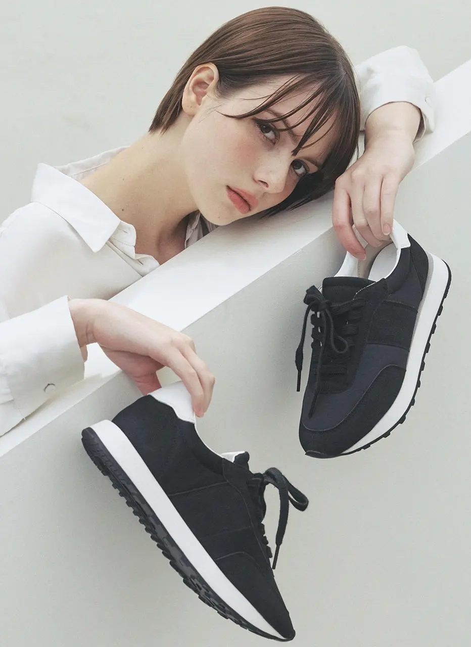 Basic Runner Sneakers (EO2509)