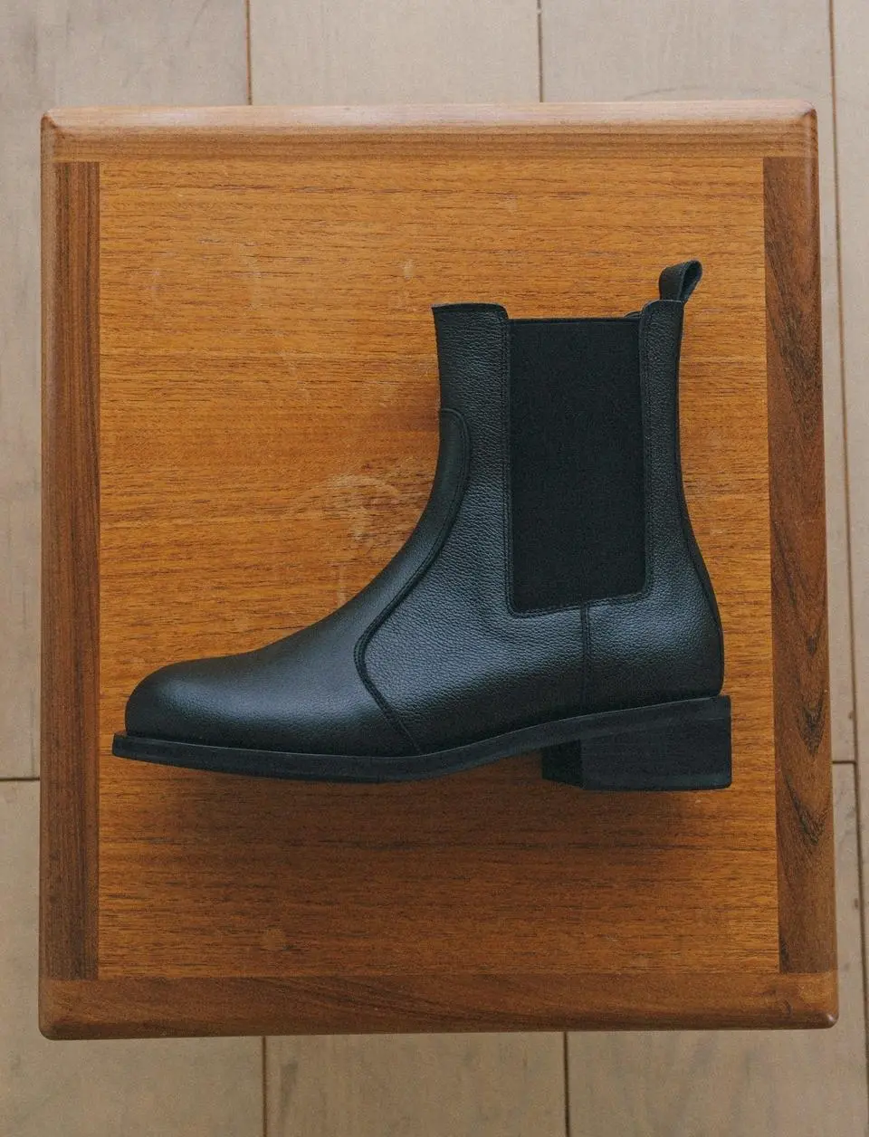 ROUND TOE CHELSEA BOOTS