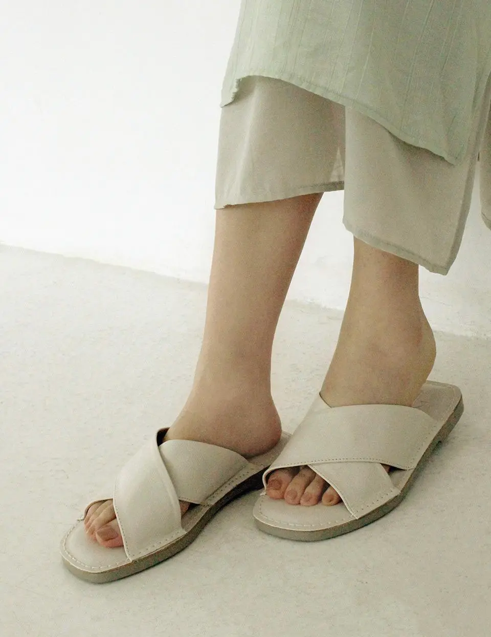 Natural Leather Sonnet Slides (GIS-43297)