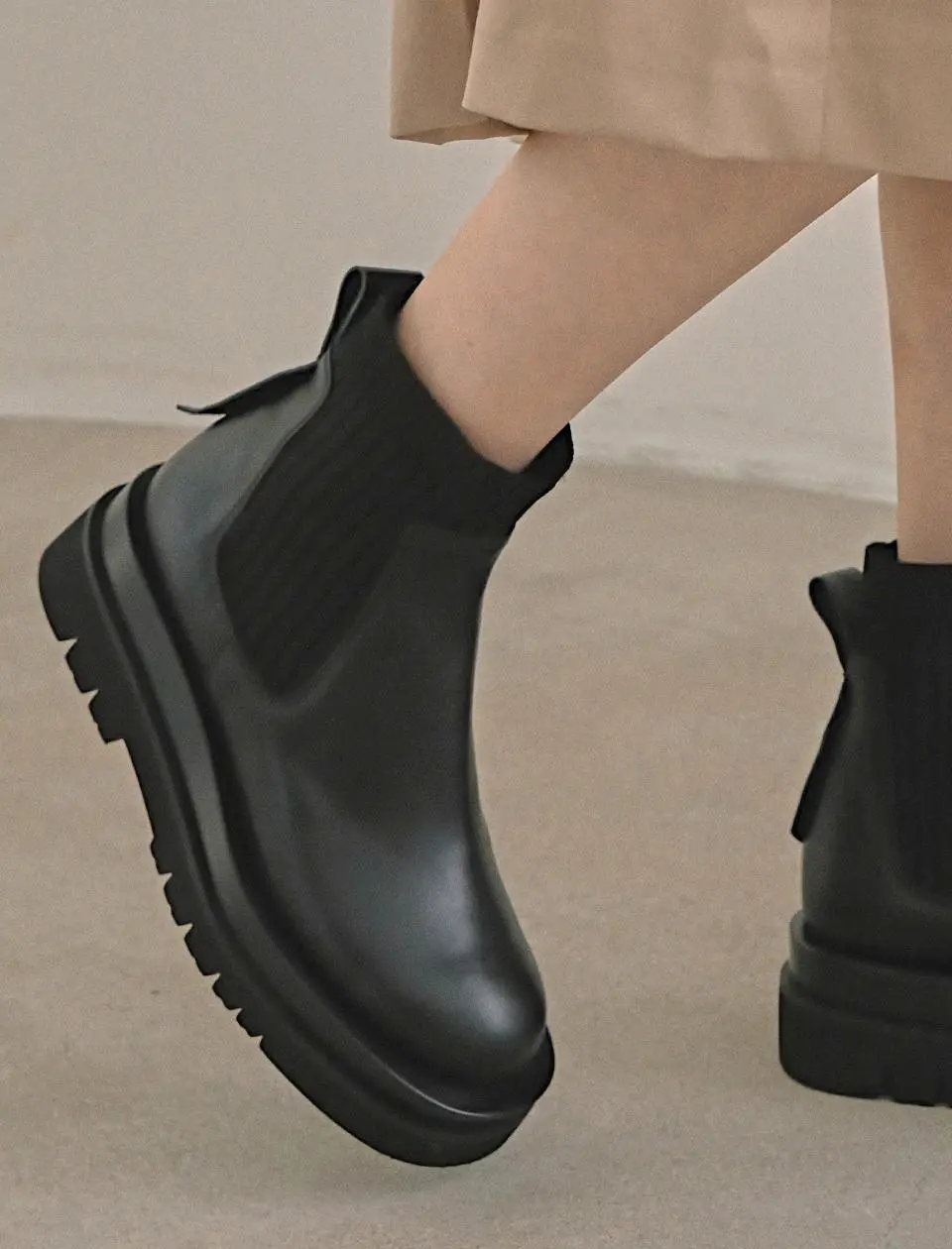 1545 Martin Chelsea Boots - Black