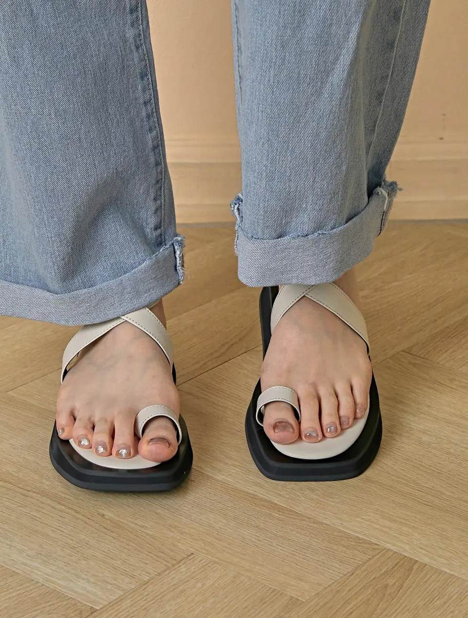 1530 Hanii Strap Flip Flops Sandal [beige]