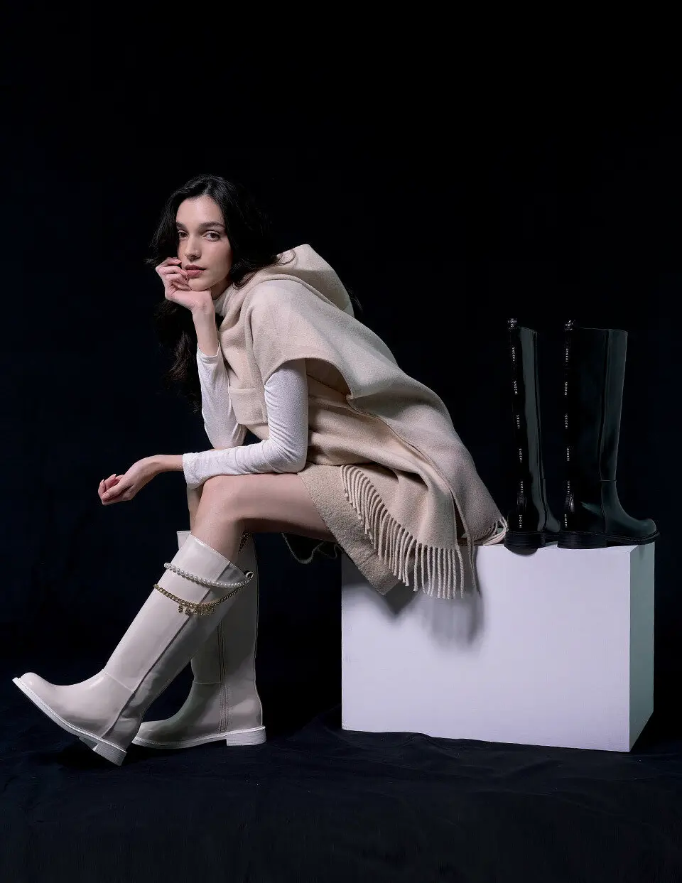 Regina Pearl Logo Chain Long Boots