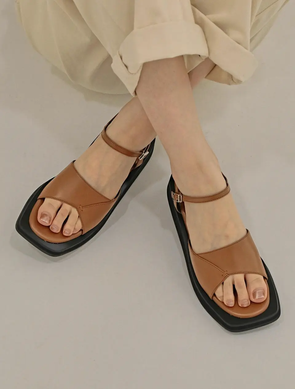 1526 Danii Strap Sandal [Brown]