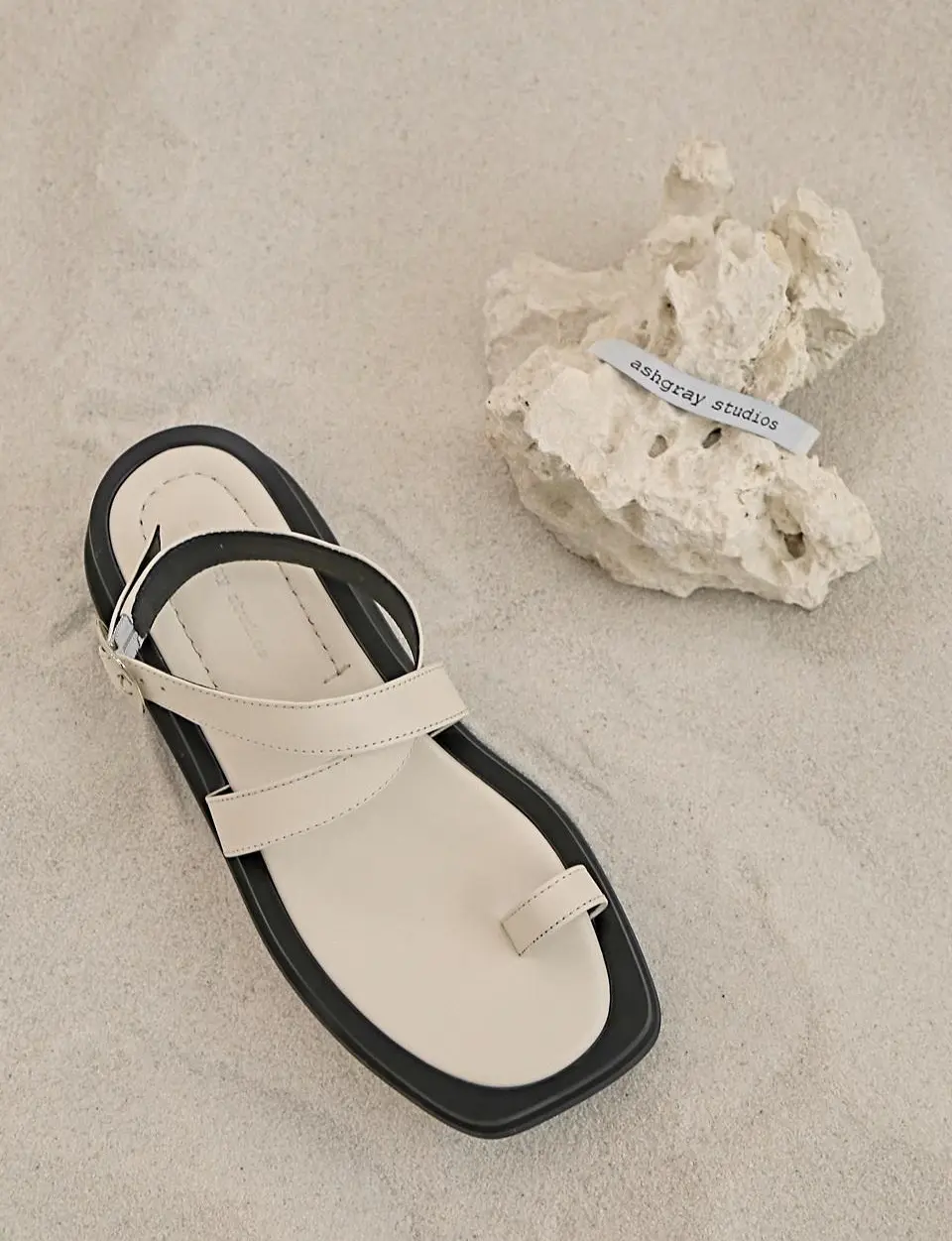 1530 Hanii Strap Flip Flops Sandal [beige]