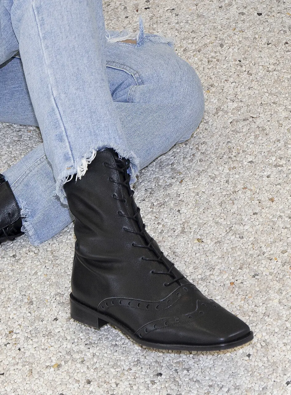 Brogue middle boots black