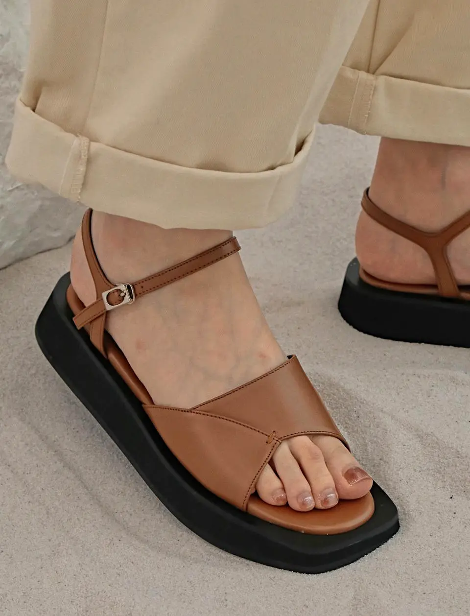 1526 Danii Strap Sandal [Brown]