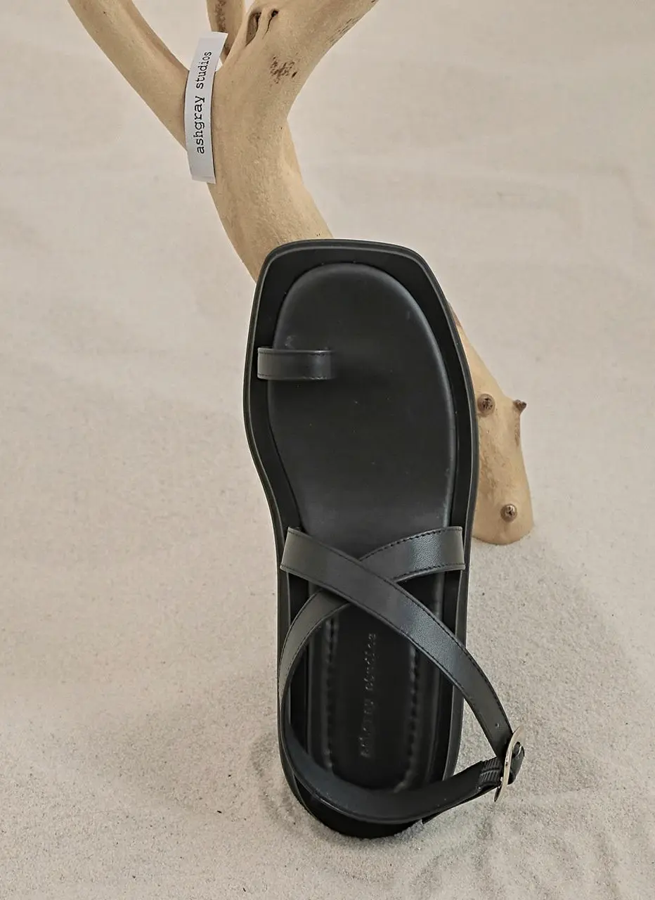 1530 Hanii Strap Flip Flops Sandal [Black]