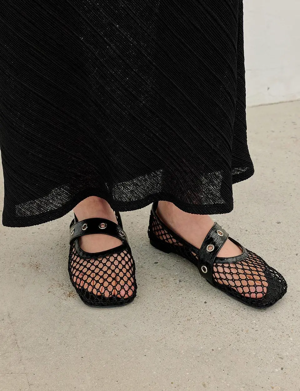 Aloof Eyelet Flat Shoes [Black]