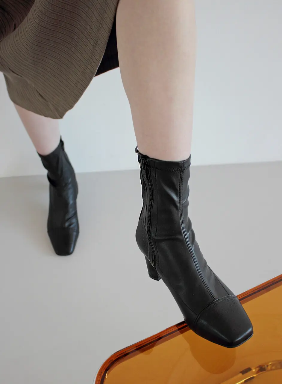 LOOIE Ankle Boots