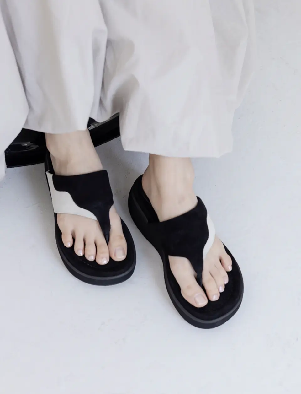 Mare Flip Flops_Black And White
