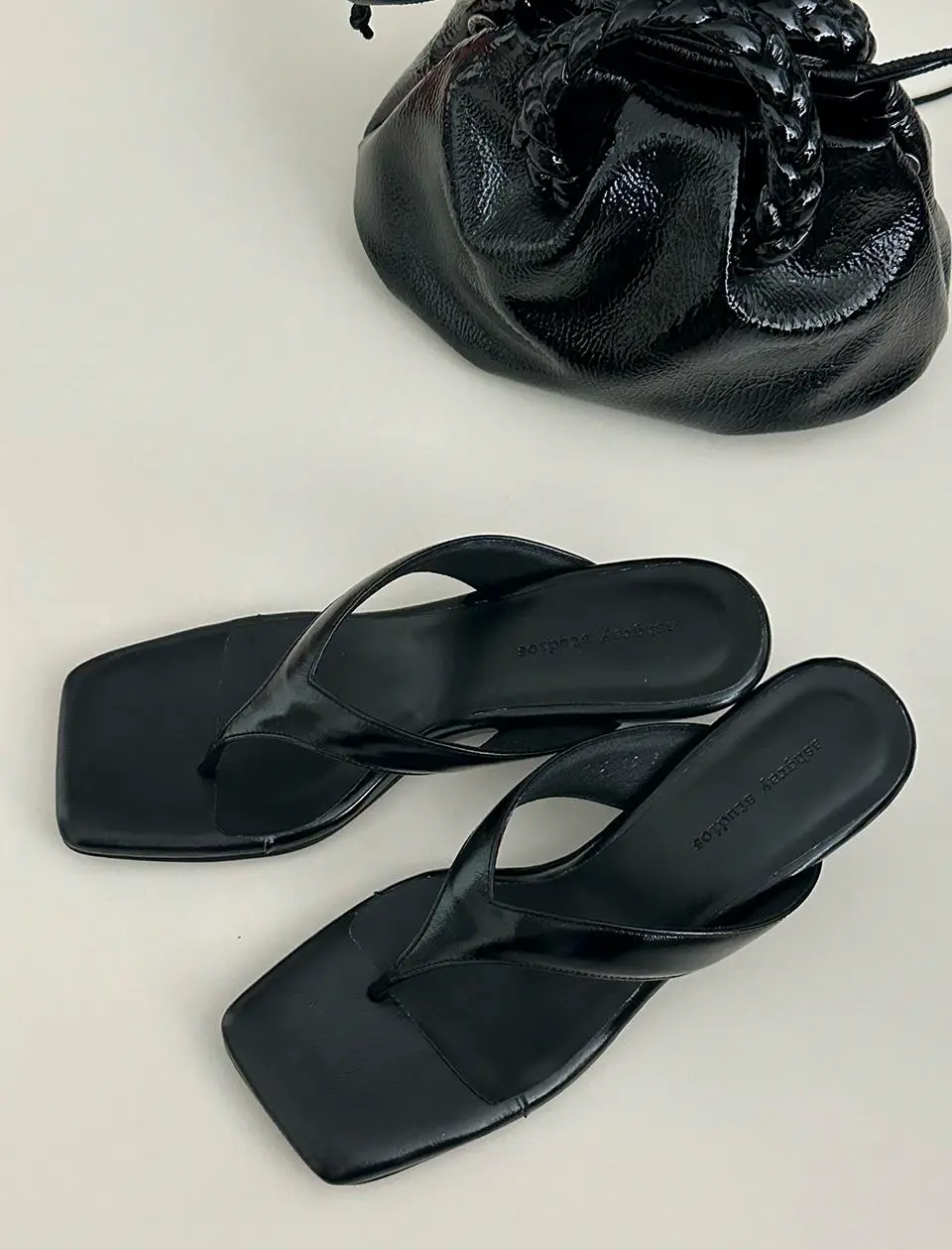 [Exclusive] A1949 Loke Flip Flop Mule Heel