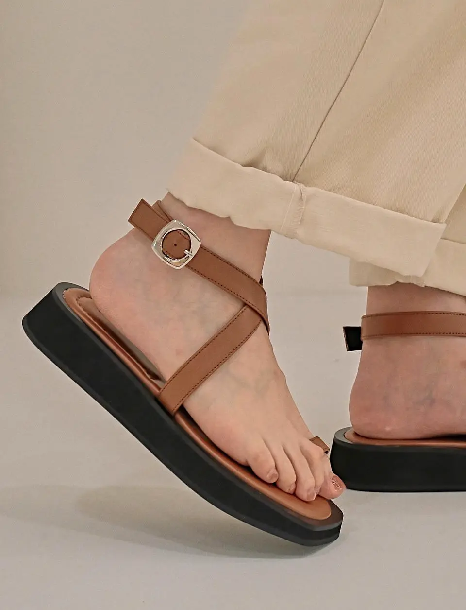 1530 Hanii Strap Flip Flops Sandal [Brown]