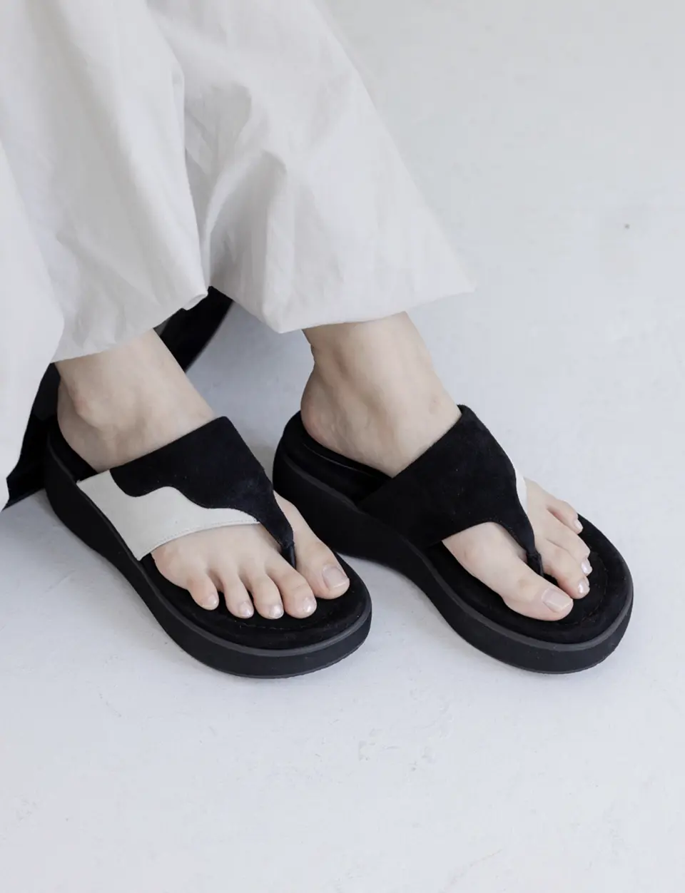 Mare Flip Flops_Black And White