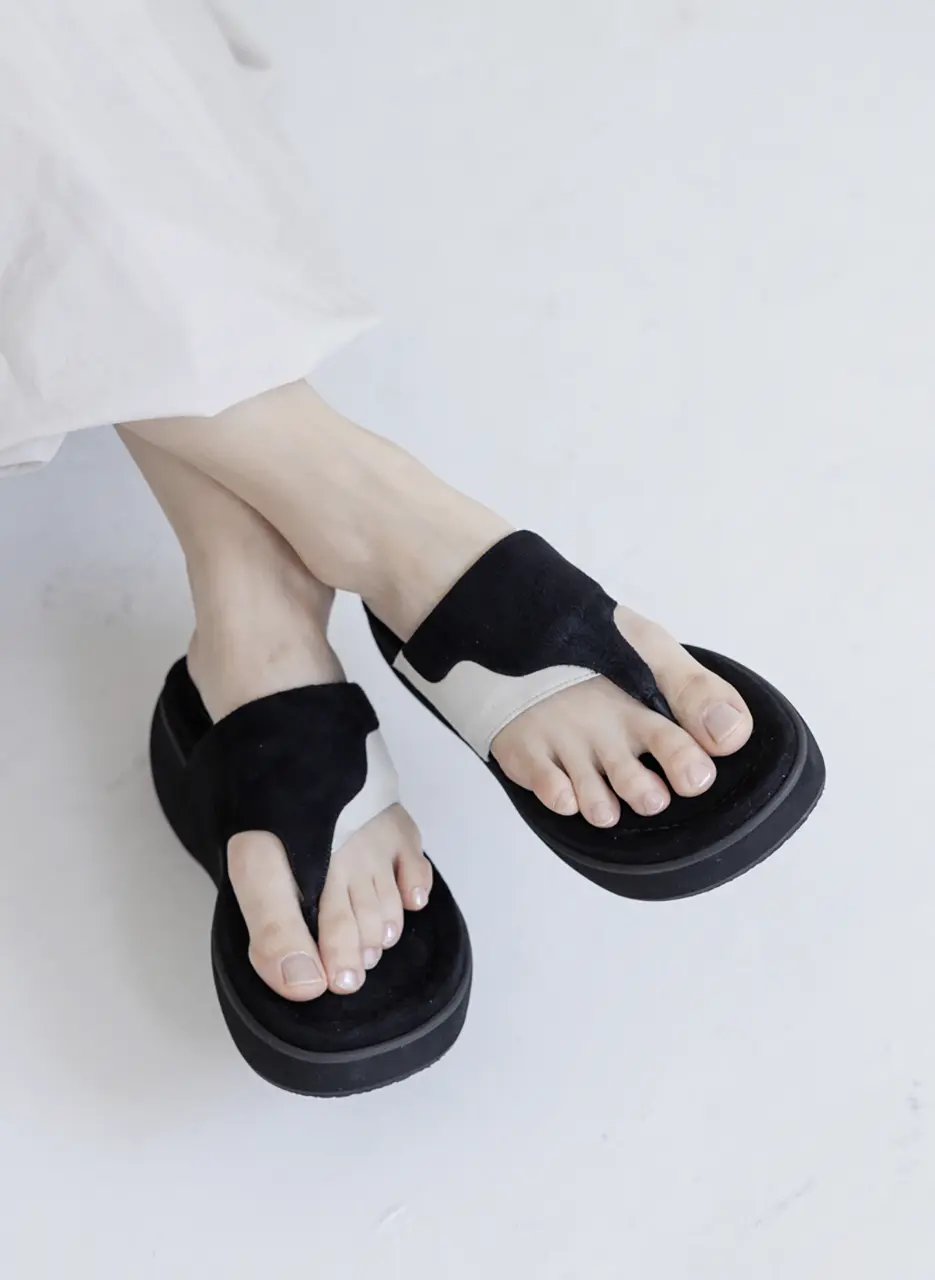 Mare Flip Flops_Black And White