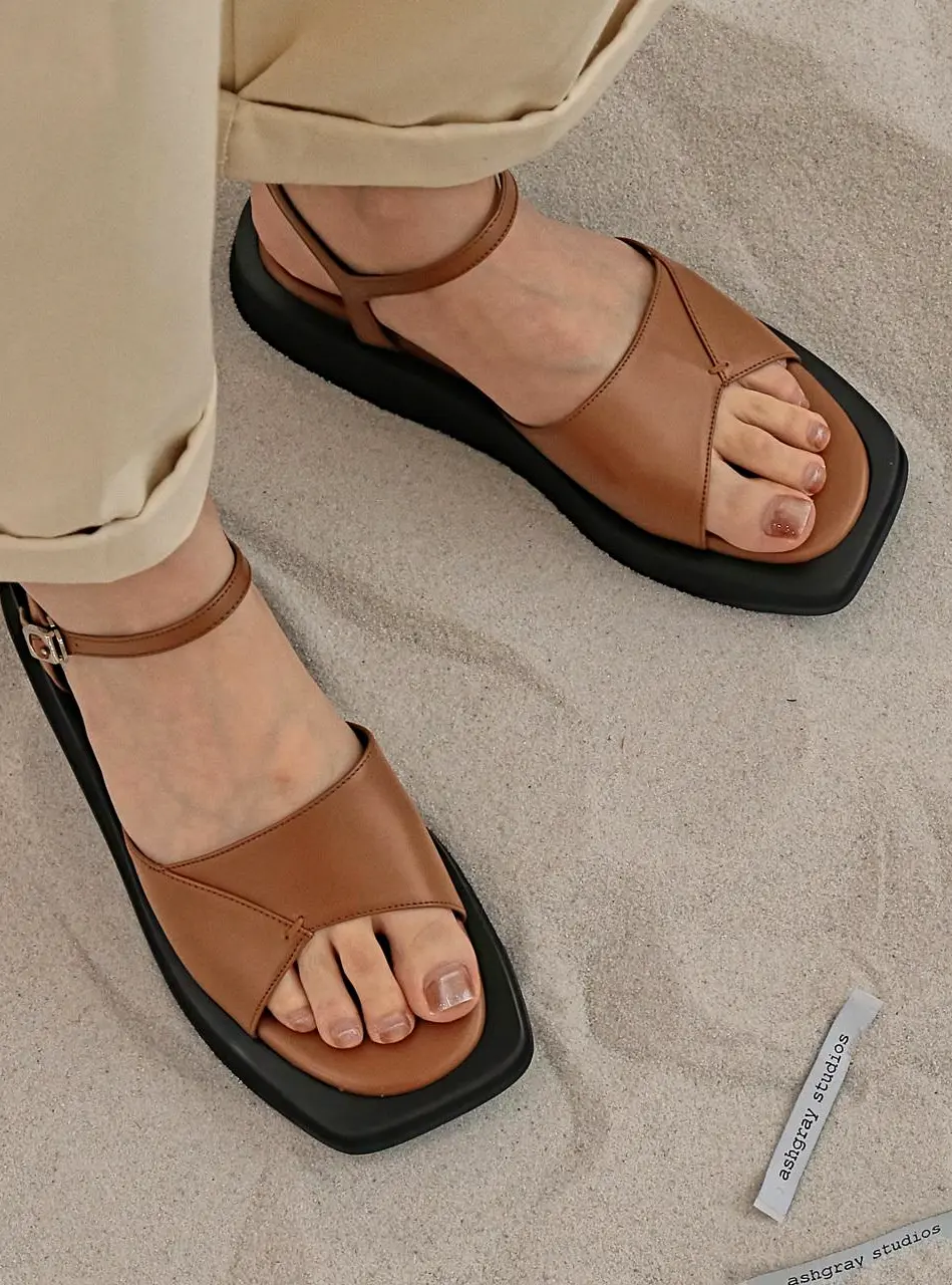 1526 Danii Strap Sandal [Brown]