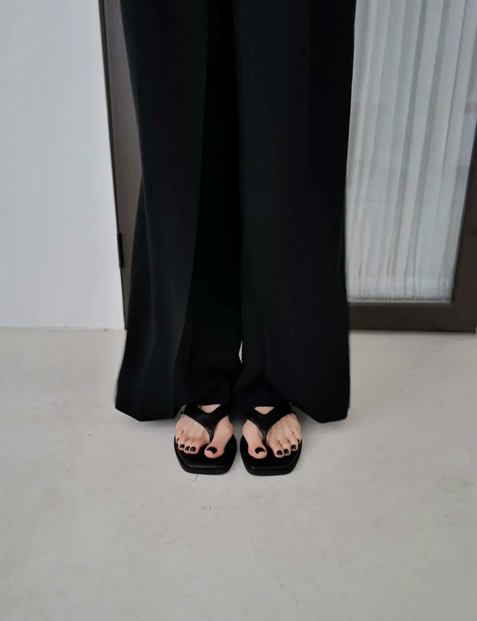 Embossed Texture Leather City Flip-Flop