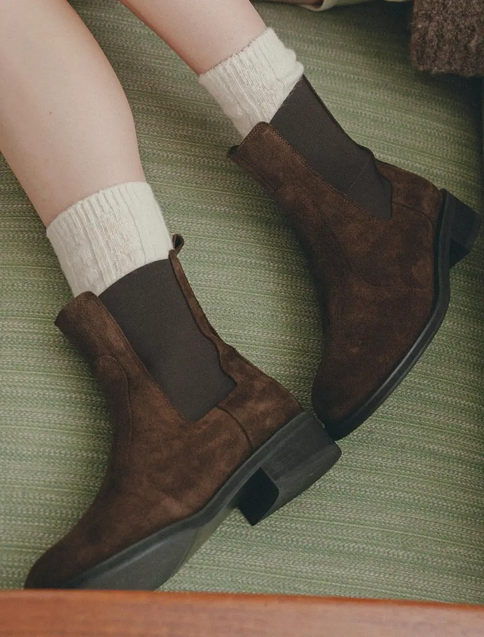 ROUND TOE CHELSEA BOOTS